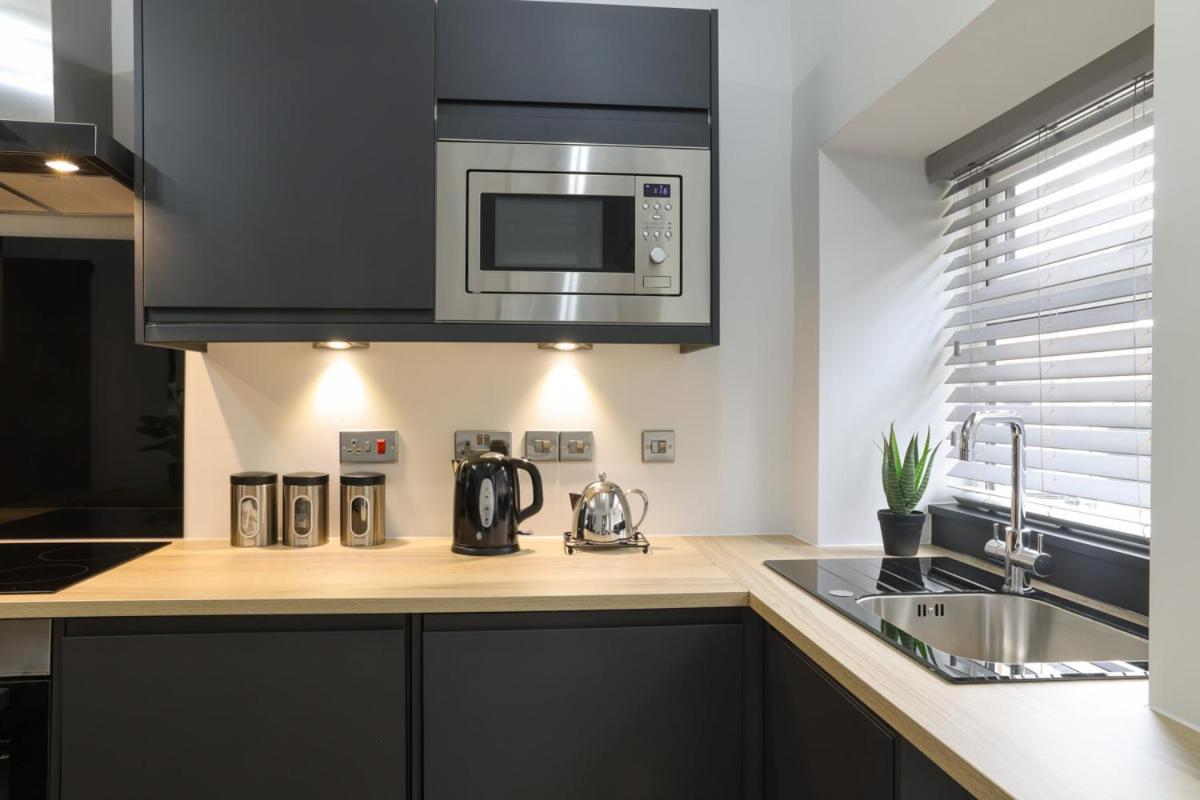 Beam End Snainton - Modern 2-Bedroom Stone Cottage エクステリア 写真