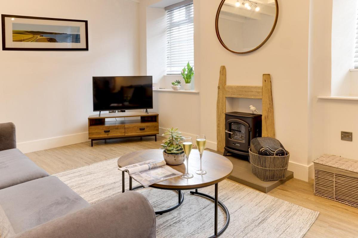 Beam End Snainton - Modern 2-Bedroom Stone Cottage エクステリア 写真