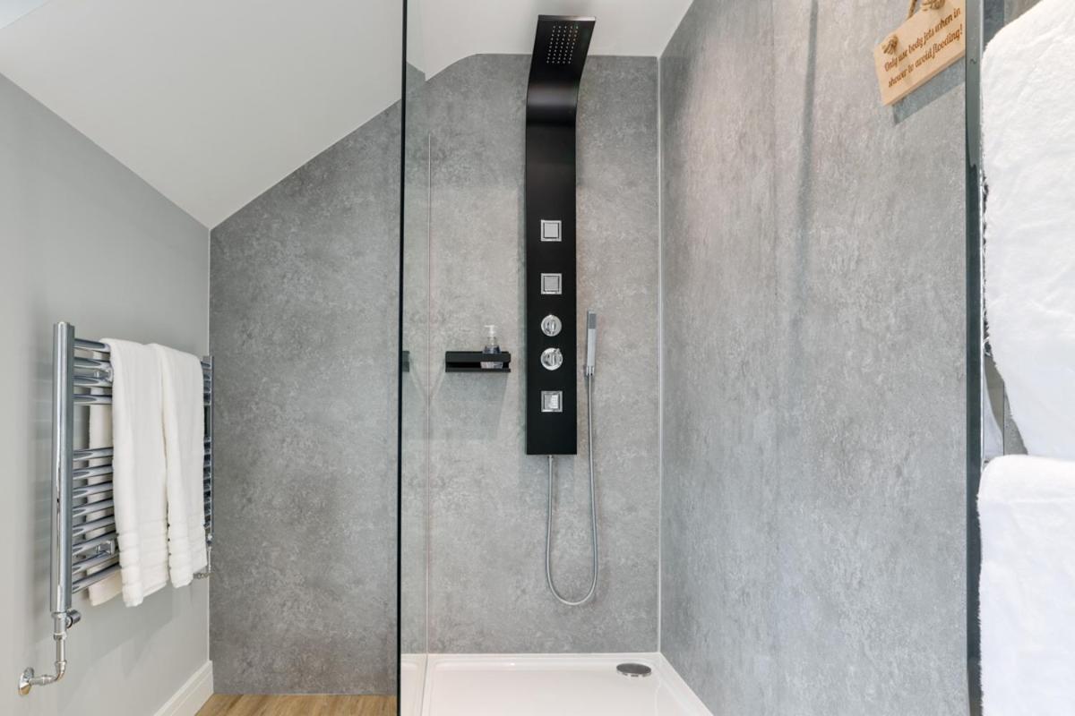 Beam End Snainton - Modern 2-Bedroom Stone Cottage エクステリア 写真