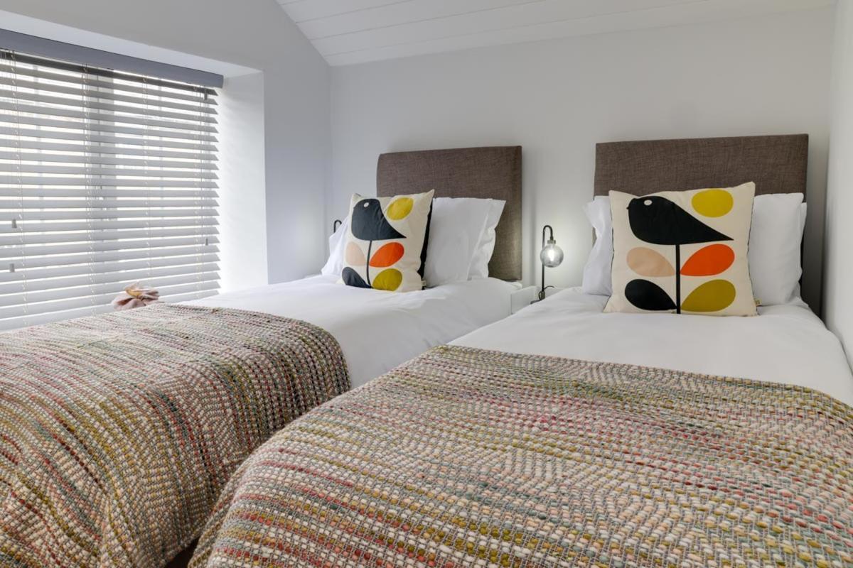 Beam End Snainton - Modern 2-Bedroom Stone Cottage エクステリア 写真