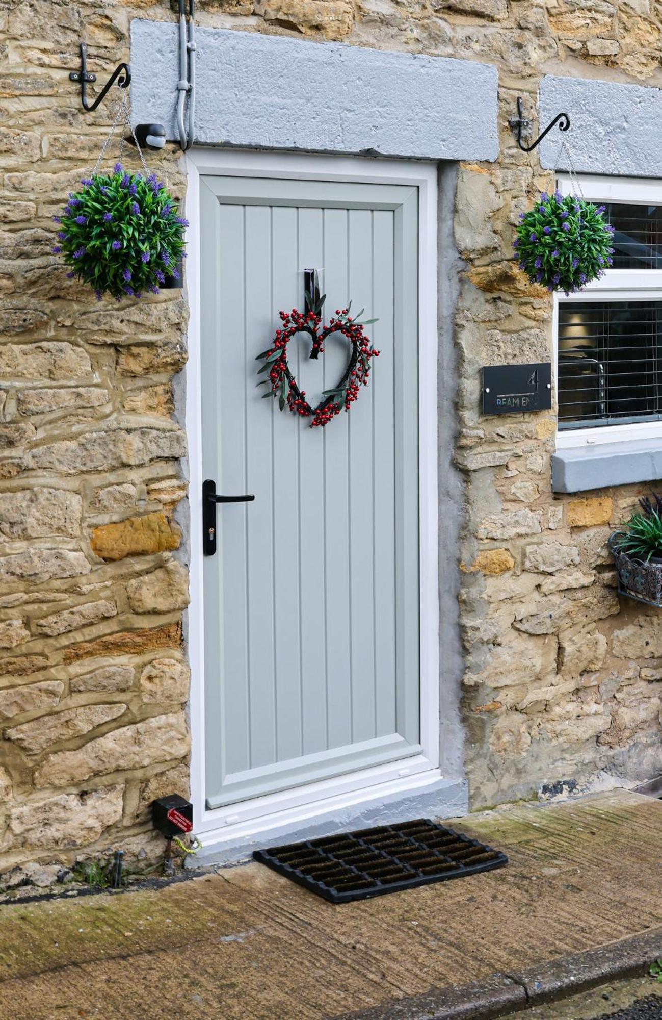Beam End Snainton - Modern 2-Bedroom Stone Cottage エクステリア 写真